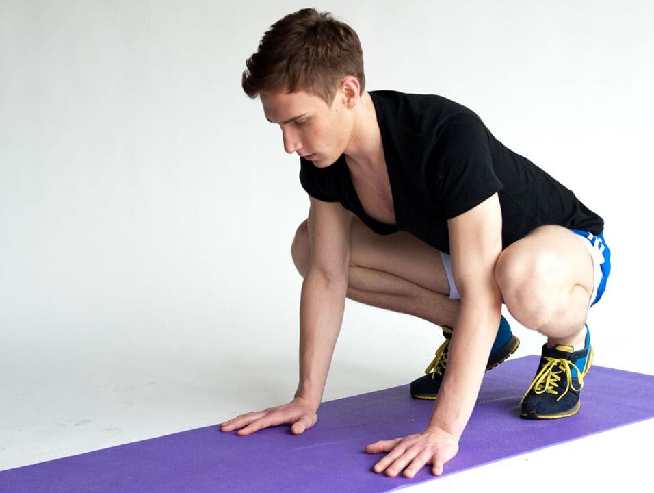 Exercicio Sapo para traballar os músculos da rexión pélvica dun home